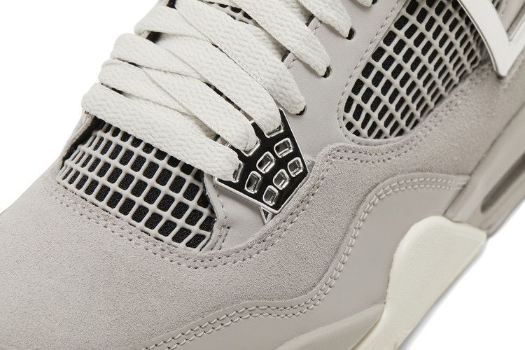 Air Jordan 4 Frozen Moments