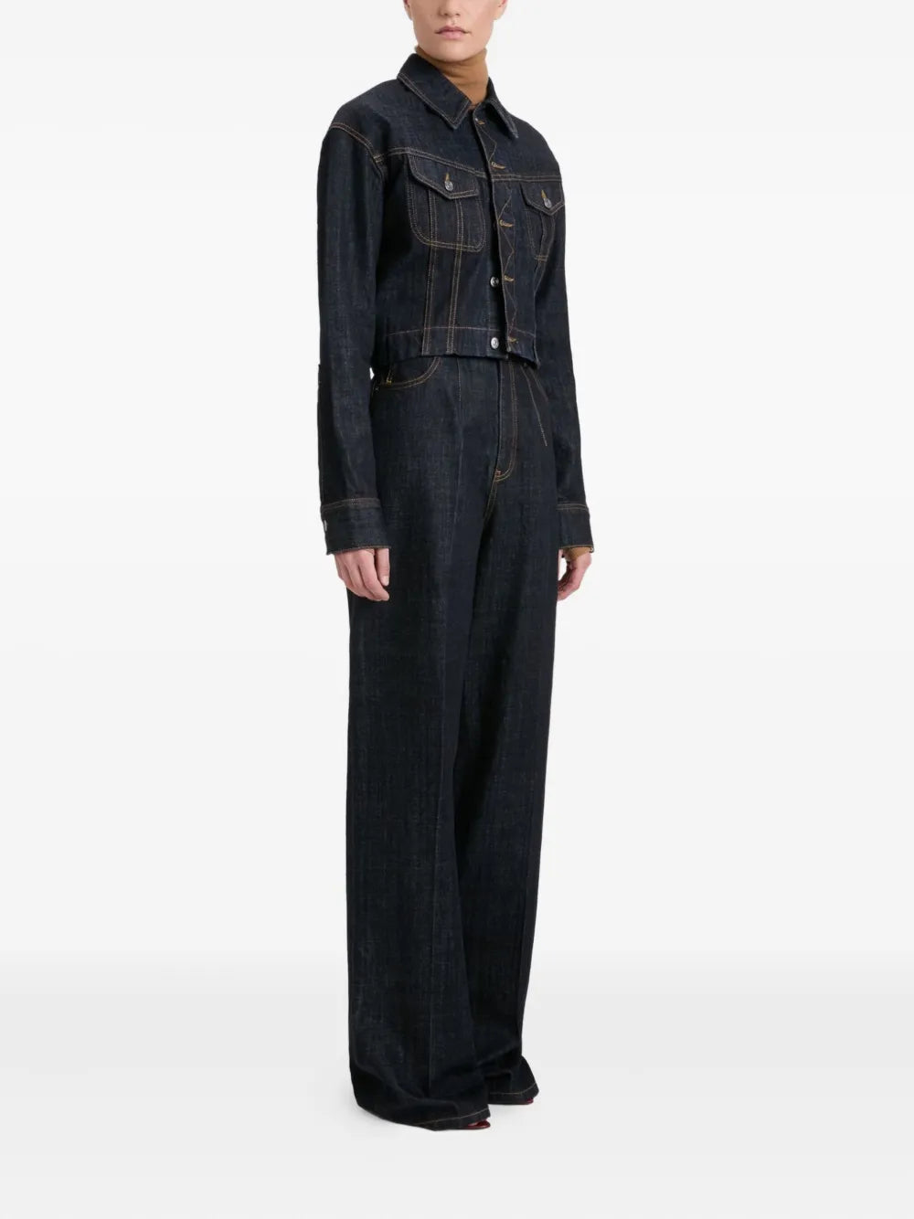 button-fastening denim jacket