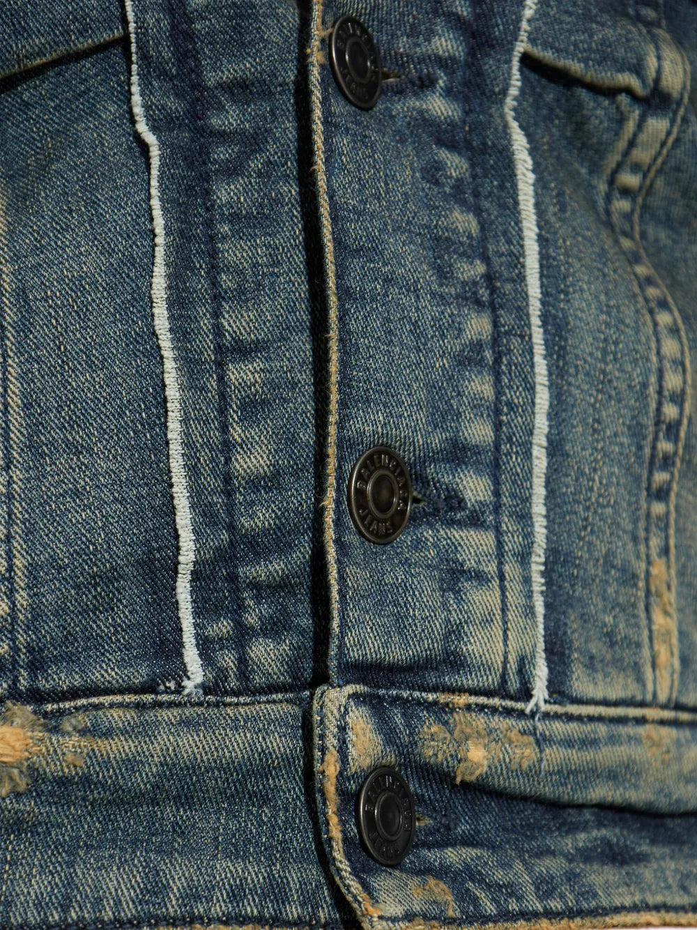 button-fastening denim jacket