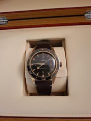 Omega Seamaster 300 Co-Axial Master Chronometer patiniertes Bronze Gold für Liebhaber lebendiger Material