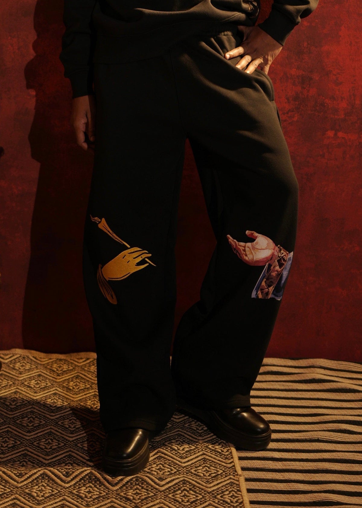 ‘HANDS OF ETERNITY’ SWEATPANTS | BLACK