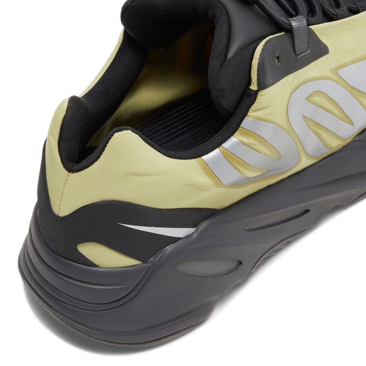 Yeezy Boost 700 Mnvn Resin
