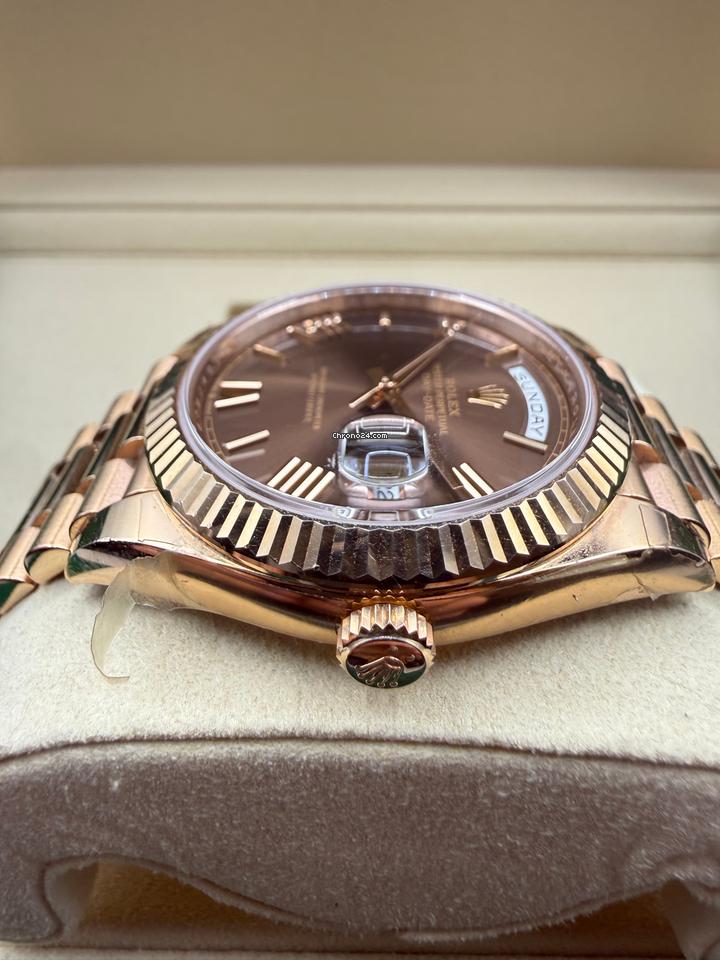 Rolex | Day-Date | 228235 | Rose gold | 40 mm | Rose gold | Brown | Automatic