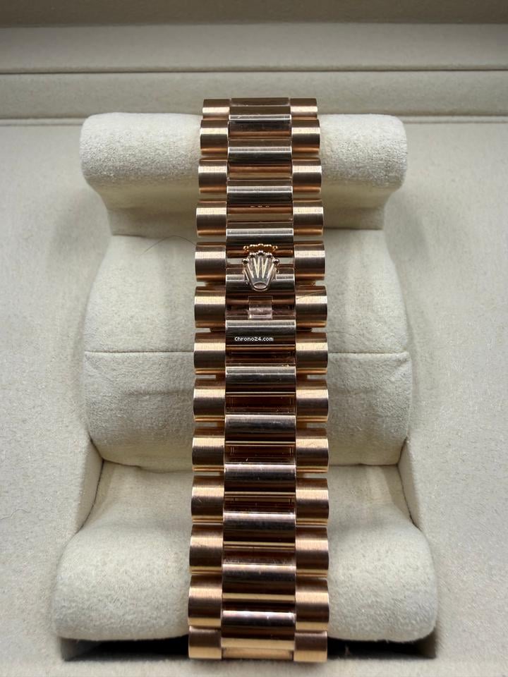 Rolex | Day-Date | 228235 | Rose gold | 40 mm | Rose gold | Brown | Automatic